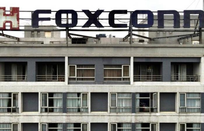 Four Foxconn employees arrested in China, Taipei says