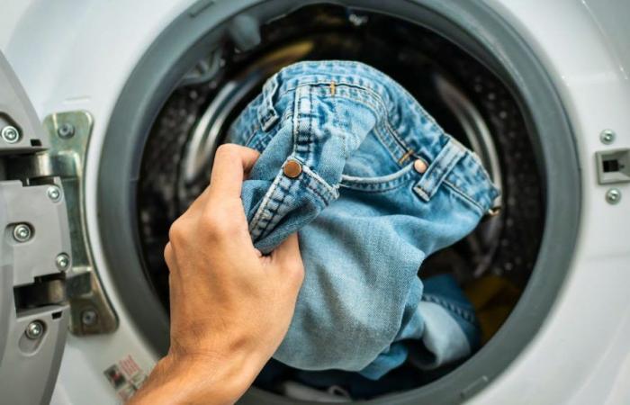 How to wash jeans properly to avoid damaging them