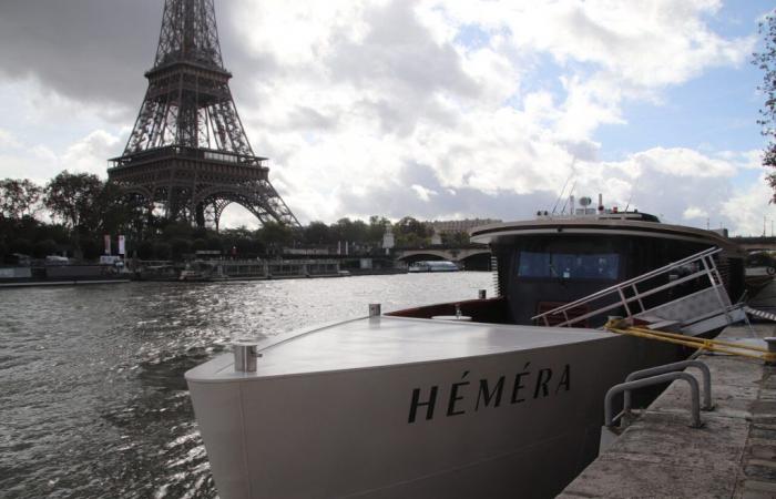 Built in Val-de-Marne, a 100% electric cruise boat now sails on the Seine in Paris