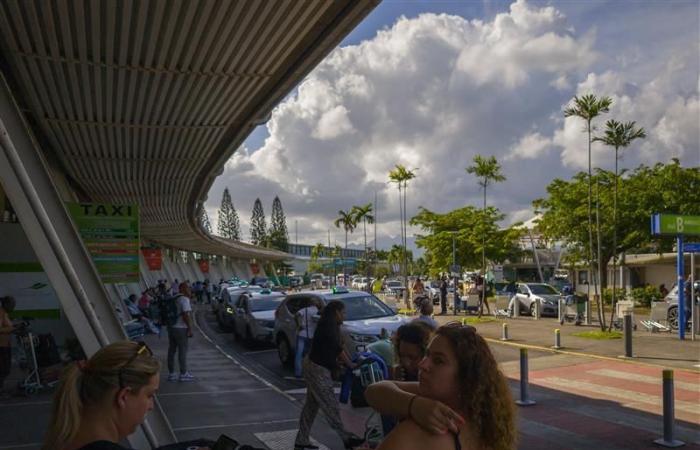 airport closed, more than 1000 passengers diverted to Guadeloupe