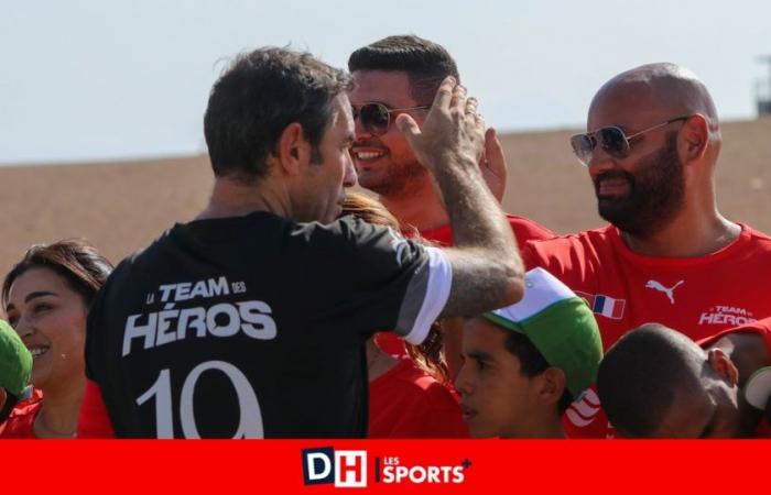 Amazing scene: former world champions playing football in the desert!