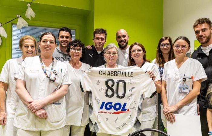 Amiens SC football players visiting the pediatric department of Abbeville hospital