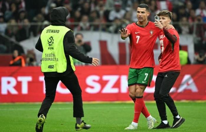 the beautiful gesture of Cristiano Ronaldo which allows a pitch invader to take his selfie