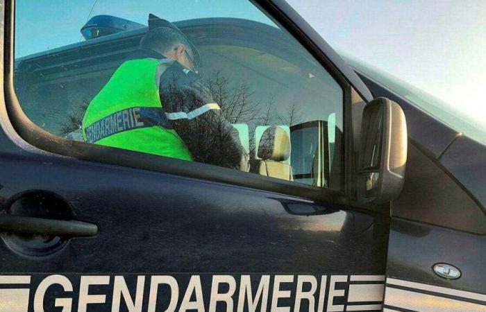 A collision between a car and agricultural machinery leaves two injured in the south of Sarthe