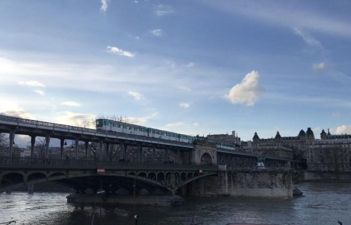 closed urgently due to a risk of collapse, the Bir Hakeim footbridge will be replaced