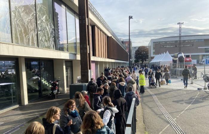 in Rennes, more than 3,000 people queue for the Olympics clearance sale