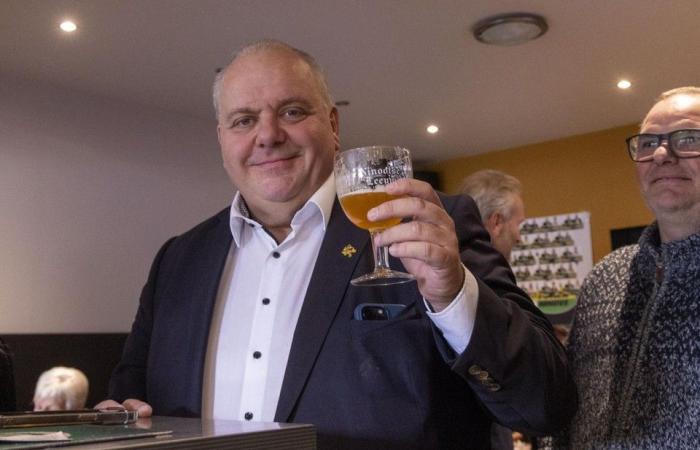 Two votes, criticism of headscarves and beer for breakfast: this was Guy D’haeseleer’s morning in Ninove (Ninove)