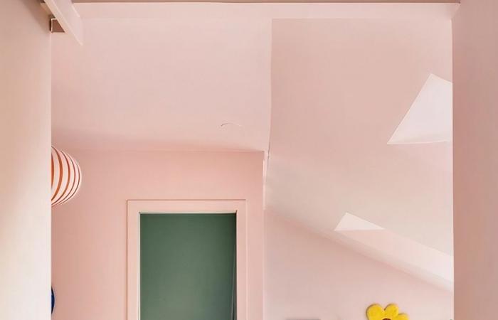 A pastel 55m2 apartment under the roof with unique charm