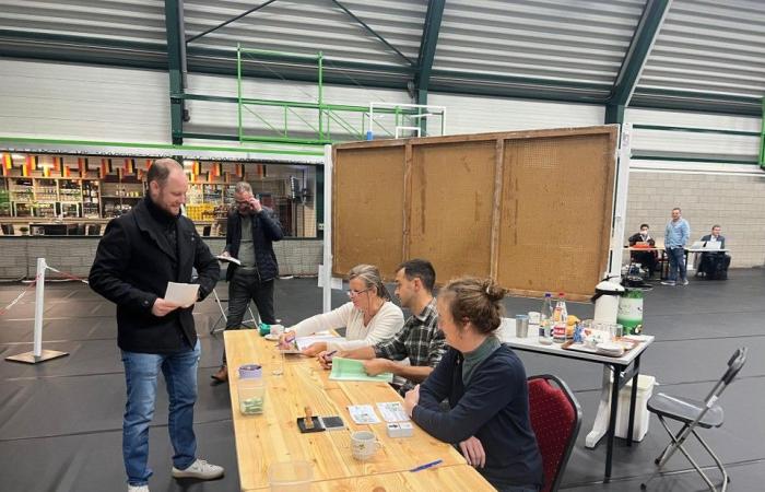 ELECTION DAY. Leaders in Vorselaar cast their votes: “We are looking forward to a beautiful day with a beautiful election result” (Vorselaar)