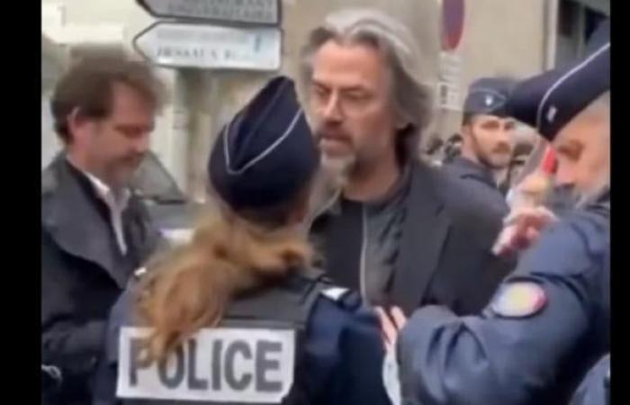 Incident yesterday in Orléans with MP Aymeric Caron, heckled by demonstrators and protected by… the police, when he came to present his film on Gaza – Watch