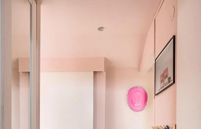 A pastel 55m2 apartment under the roof with unique charm