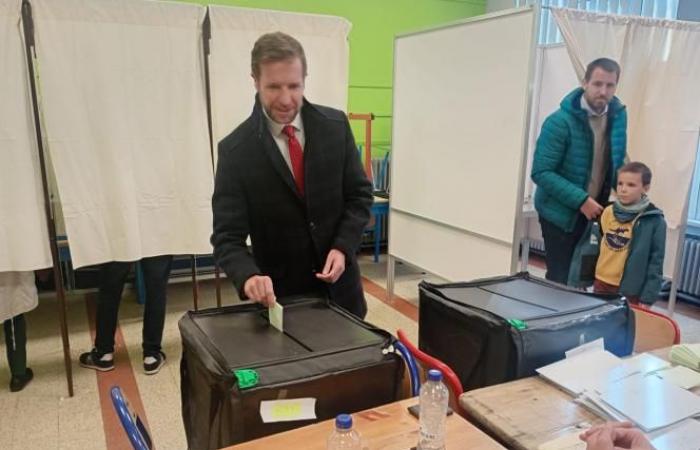 they went to vote at the same time, but not in the same office this Sunday morning