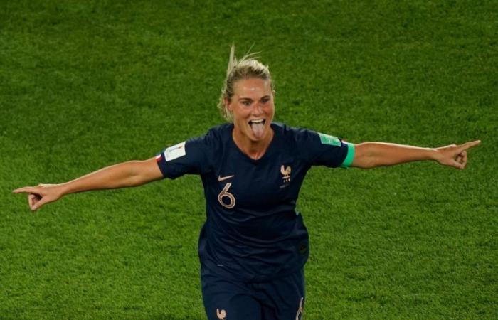 Amandine Henry retires from international football after fifteen years serving the French football team