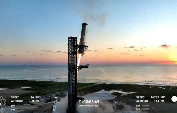 SpaceX manages to catch part of its megarocket in flight