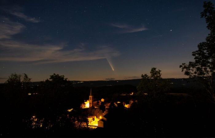 Incredible photos of comet Tsuchinshan-Atlas in France