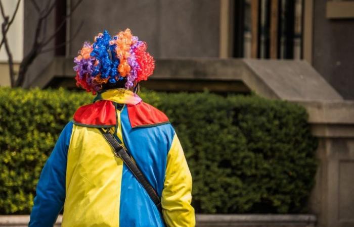 18 children poisoned by two clowns who threw cookies in the playground, what happened?