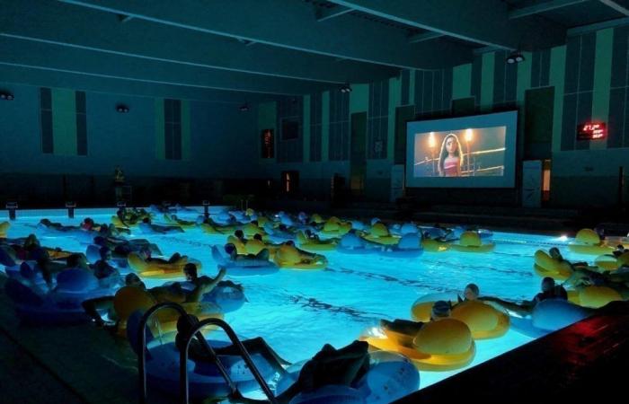 The swimming pool of this town in Vendée is transformed into a cinema room with floating armchairs