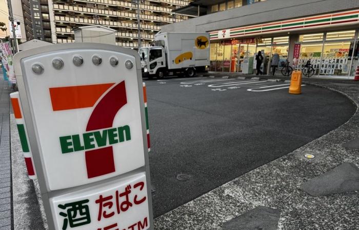 7-Eleven in Japan | Fried chicken, persimmon and umbrellas