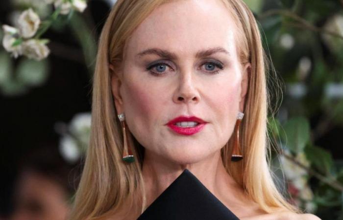 Nicole Kidman pushes Salma Hayek away