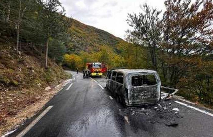 A minibus carrying eight high school students and their companion catches fire on the road in Val d’Aigoual