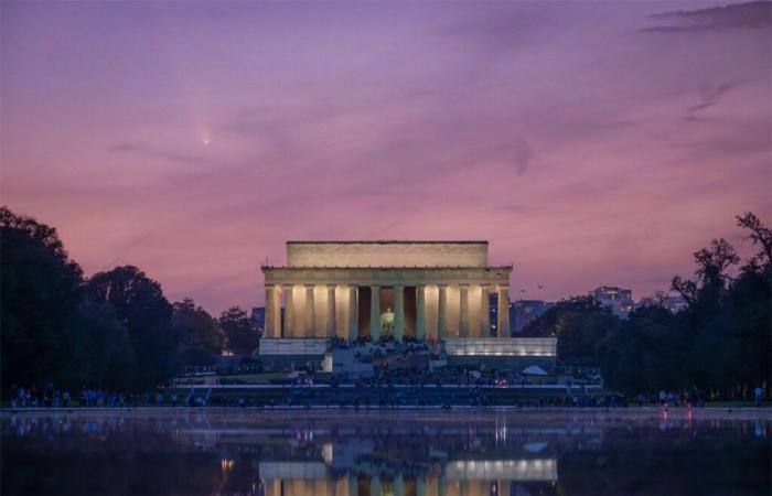 Comet Tsuchinshan-ATLAS on the Lincoln Memorial