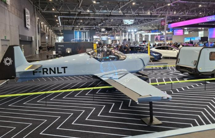 Paris Motor Show. Why is this plane from Toulouse a partner of the new electric Renault 4L?