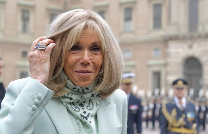 Brigitte Macron, chic and glamorous at the Elysée: the First Lady opts for a transparent dress