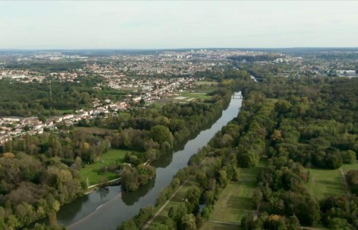 in Charente, we let water invade the streets for faster absorption