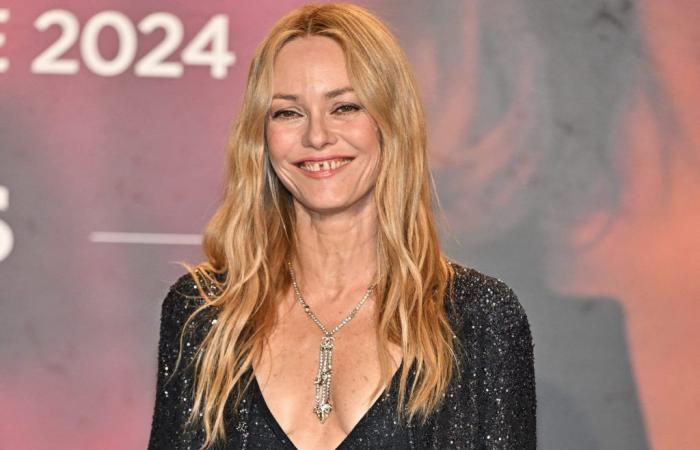 Sublime, Vanessa Paradis adopts the fall cardigan trend with a Parisian touch