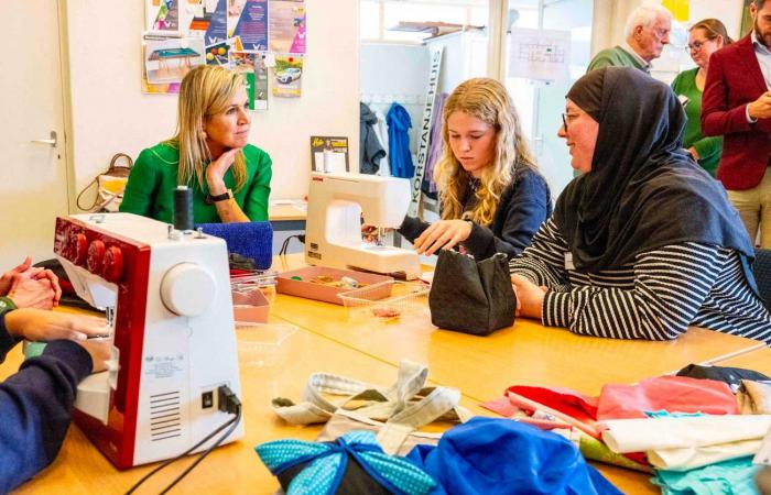 Queen Máxima serves beers and plays Rummikub in a village