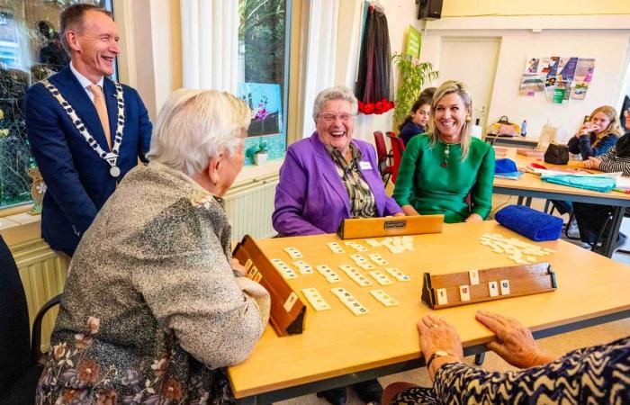 Queen Máxima serves beers and plays Rummikub in a village