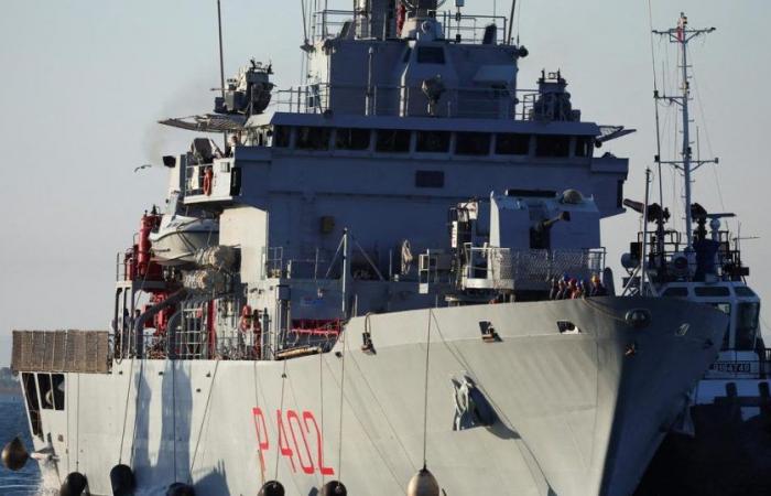 the Italian Navy boat with the first migrants arrived in Albania