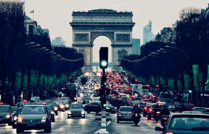 A motorist kills a young cyclist by running over him after an argument, in the heart of Paris