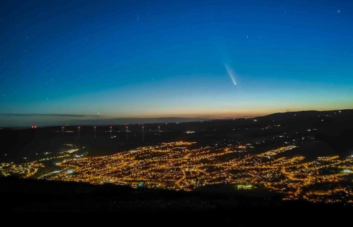 a young amateur photographer captures the exceptional passage of Tsuchinshan-Atlas above the Millau Viaduct