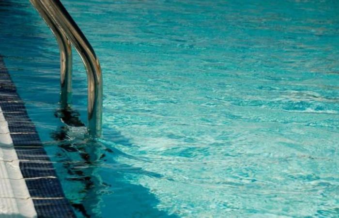 the mayor accused of clandestinely opening the municipal swimming pool for women in burkinis