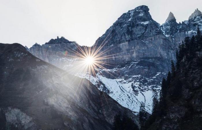 Large landslide above the geological wonder of the “Martinsloch” in Glarus – rts.ch