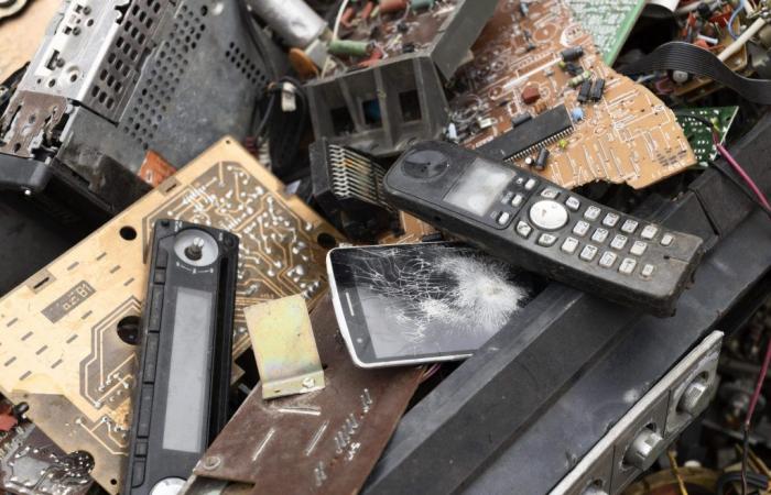 Electronic waste and climate: throw me away either