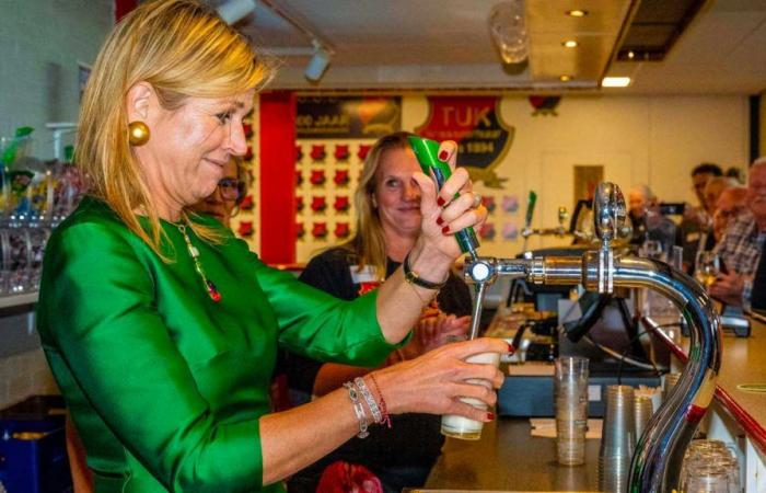 Queen Máxima serves beers and plays Rummikub in a village