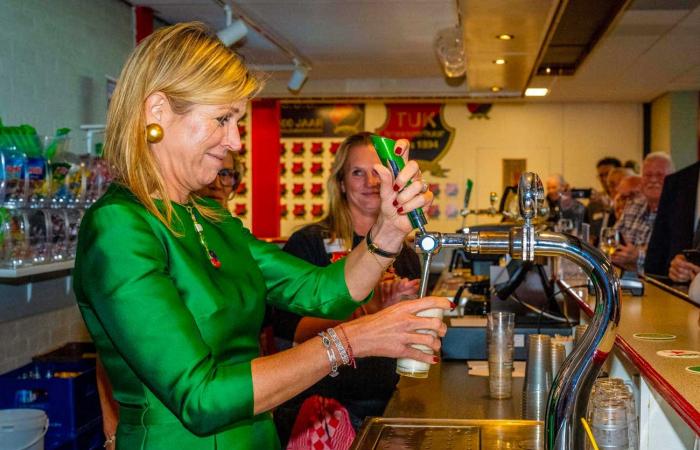 Queen Máxima serves beers and plays Rummikub in a village