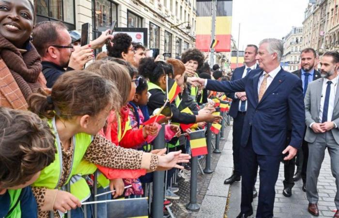 Before their return to Belgium, the King and Queen enjoyed a little crowd bath in Lille (photos and video)