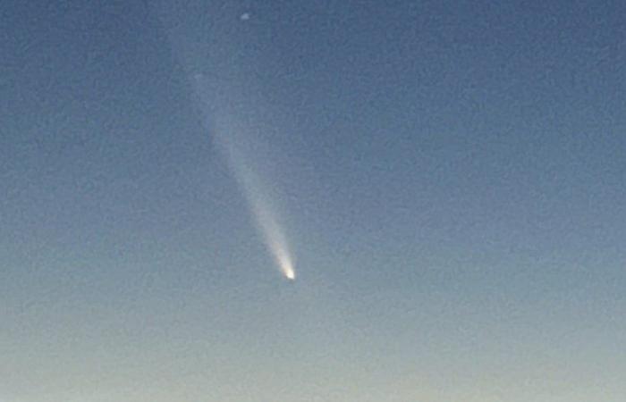 Alexandre photographs the “comet of the century” at the moment his life changes direction