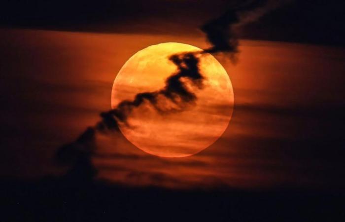 At what time the biggest full moon of the year can be seen today