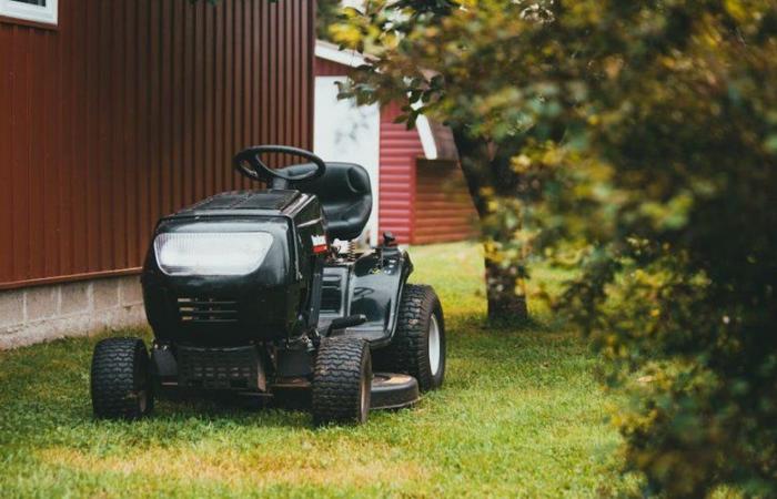 Falling prices: this branded lawn tractor will make people happy with its unique offer