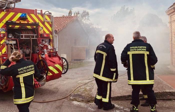 Saint-Sulpice-sur-Lèze. A dumpster catches fire on Place de la Bascule