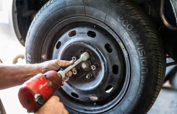 The mechanics are waiting for your winter tires