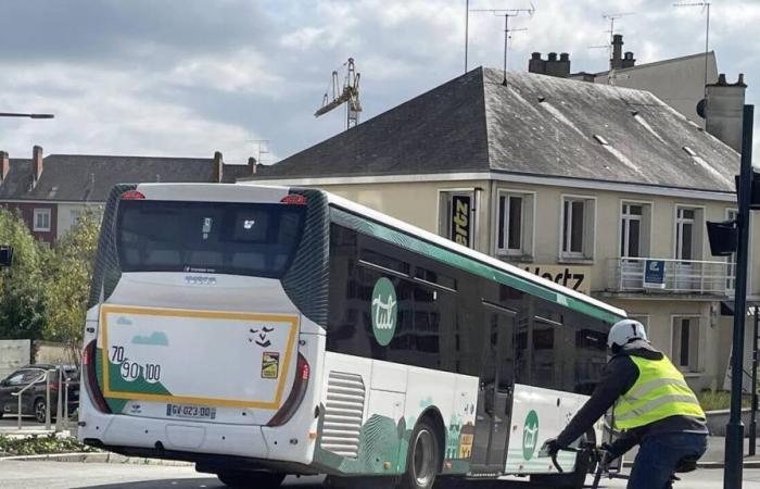 In Laval and its surrounding area, what happens to items lost on the bus?