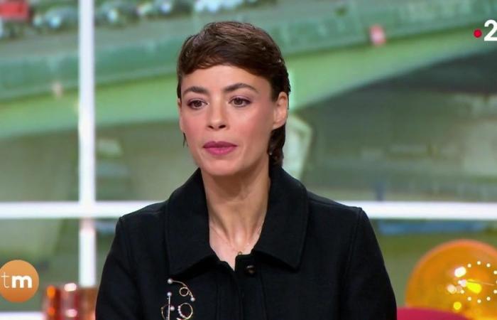 Valérie Maurice tries a question to Bérénice Bejo, v…