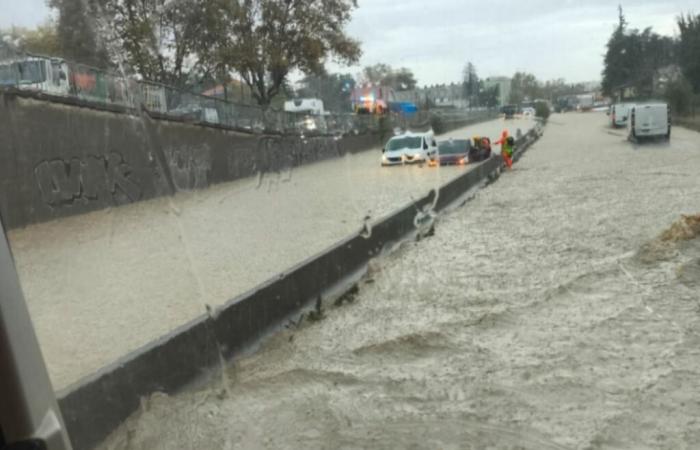 Givors underwater, commercial area evacuated and car bombs