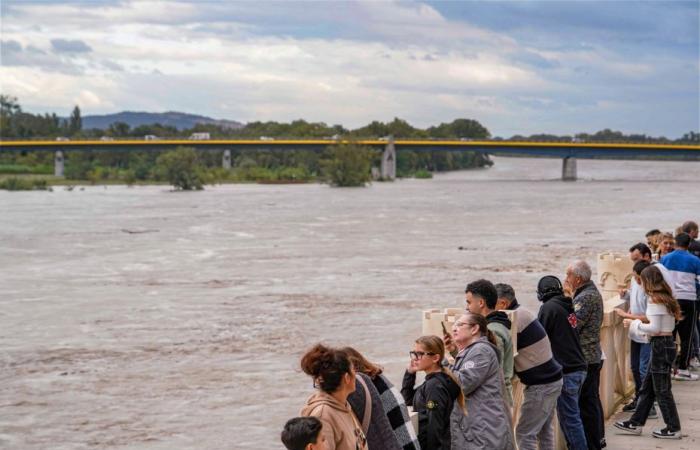 the Rhône has started to decline, but traffic is still difficult in Avignon