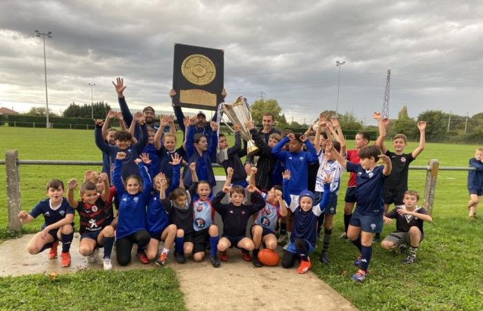 The two titles won by Stade Toulouse presented to the US Marmande rugby school